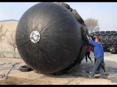 2.5 * 4m Tiêu chuẩn kiểm tra ISO Hydro Pneumatic Yokohama cao su Fender với lốp xe màu đen