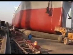 Con tàu được hạ thủy và khởi hành