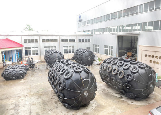 Chất lượng Đen Marine Pneumatic Rubber Fender ISO17357 Chứng nhận 80Kpa nhà máy sản xuất