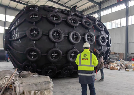 Chất lượng Phòng vệ biển khí nén Yokohama Phòng vệ cao su tự nhiên bơm lên với lưới dây chuyền nhà máy sản xuất