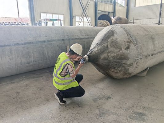 Chất lượng High Pressure Resistance Inflatable Marine Airbags Cylindrical Type Offering Performance For Ship Launching Cargo Handling nhà máy sản xuất