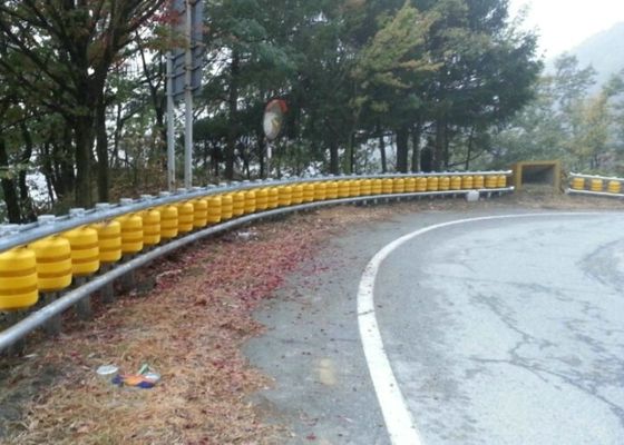 Chất lượng Màu vàng đỏ an toàn giao thông Roller Barrier với mạ kẽm nhúng nóng nhà máy sản xuất