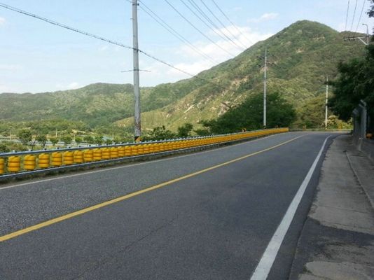 Chất lượng Vật liệu có thể tháo rời Eva Roller Crash Barrier, dải trung tâm Cán Guard Barrier nhà máy sản xuất