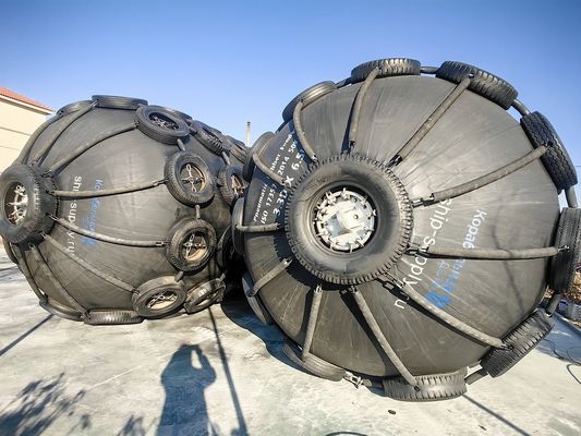 Chất lượng Nồng độ hấp thụ năng lượng 300-5000KJ Pneumatic Fender cao su Khả năng chống mài mòn tốt nhà máy sản xuất