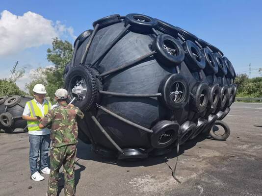 Chất lượng High Strength Pneumatic Rubber Fender Inflatable Design for Large Tankers Bulk Carriers and Floating Marine Applications nhà máy sản xuất