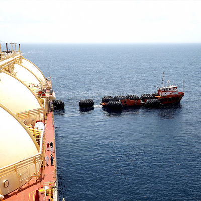 Chất lượng Low Mooring Force Bọt Fender Fender / Marine Rubber Fender 50Kpa Màu đen nhà máy sản xuất