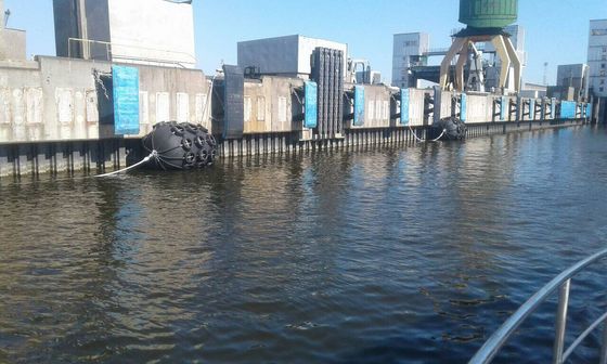 Chất lượng Vỏ xe cao su lưới Fender 2000x4000mtr 50kpa Pnuematic sea Fender nhà máy sản xuất