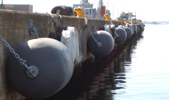 Chất lượng Tấm chắn cao su khí nén 1,5 * 2,5m Tấm chắn cao su hàng hải để bảo vệ bến tàu nhà máy sản xuất