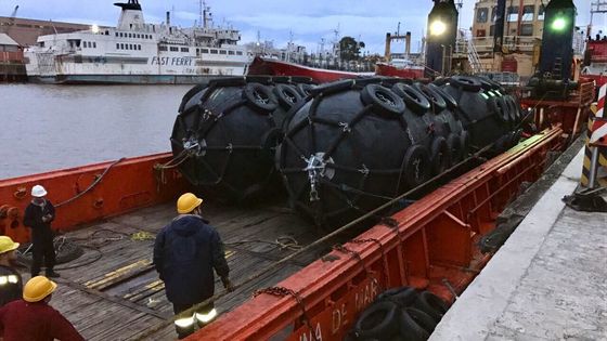 Chất lượng 50KPA Kích thước D2.5 * L4 Tấm chắn cao su khí nén hàng hải Thuyền nổi bơm hơi nhà máy sản xuất