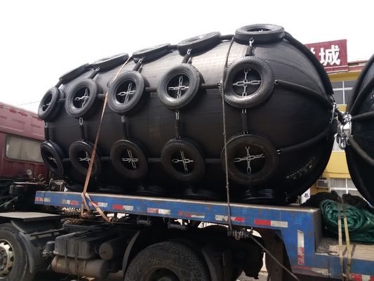 Chất lượng 3,3 * 6,5m Đế cầu bảo vệ nổi màu đen Tấm chắn bằng cao su khí nén nhà máy sản xuất